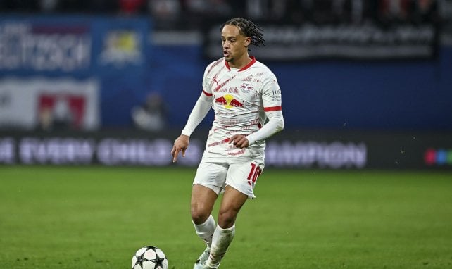 Xavi Simons mit dem Ball am Fuß