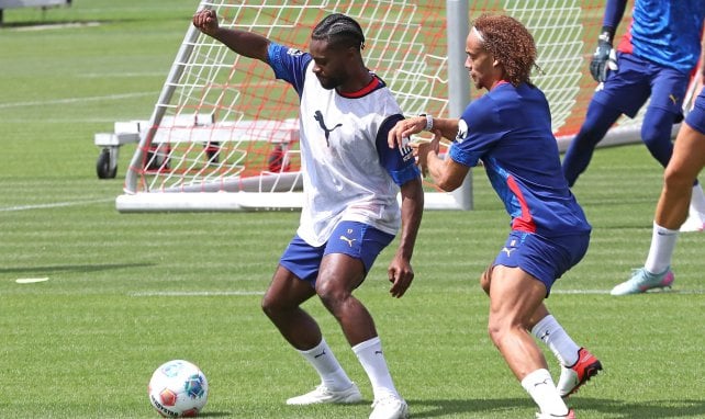 Xavi Simons und Ridle Baku kämpfen im Training um den Ball