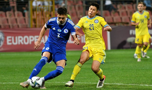Dennis Hadzikadunic am Ball für Bosnien-Herzegowina