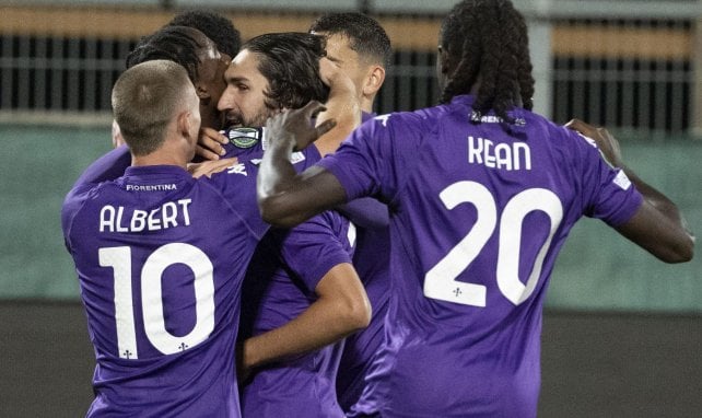 Yacine Adli in der Jubeltraube als Leihspieler beim AC Florenz