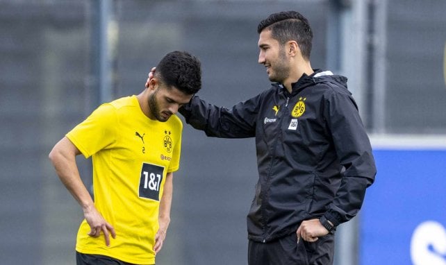 Yan Couto von Borussia Dortmund wirkt geknickt und wird von Trainer Nuri Sahin aufgemuntert.