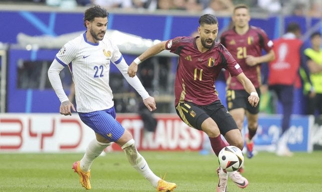 Yannick Carrasco behauptet den Ball gegen Theo Hernandez