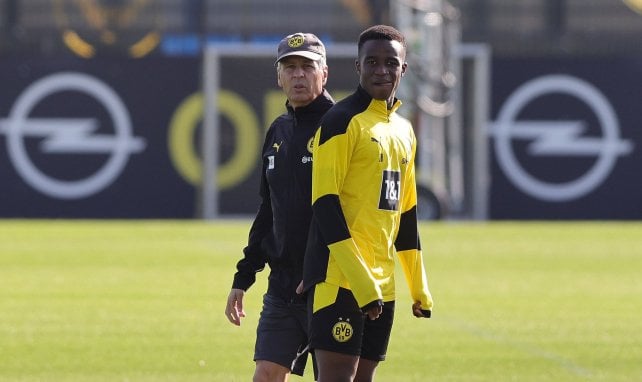 Youssoufa Moukoko mit BVB-Trainer Lucien Favre