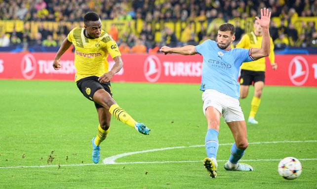 Youssoufa Moukoko schießt aufs Tor