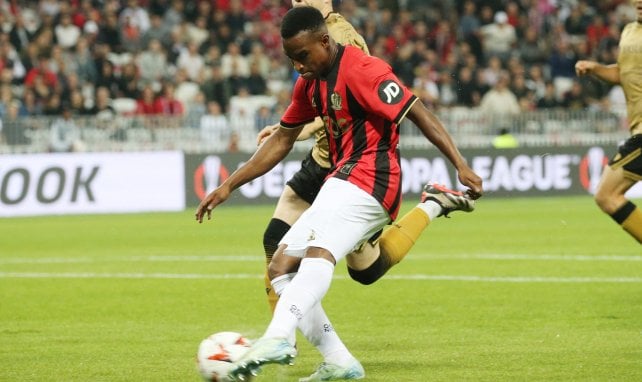 Youssoufa Moukoko schießt aufs Tor