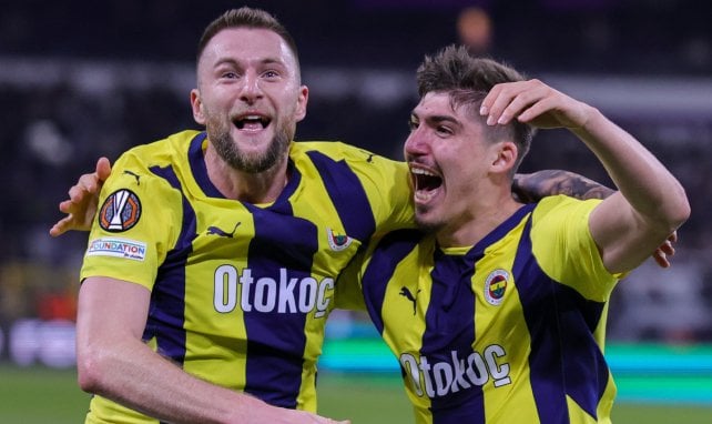 Yusuf Akcicek und Milan Skriniar jubeln für Fenerbahce