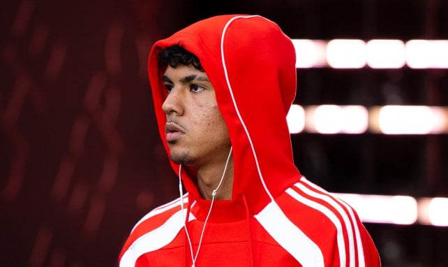 Adam Aznou im Bayern-Pullover