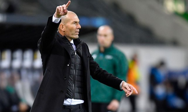 Zinedine Zidane dirigiert an der Seitenlinie