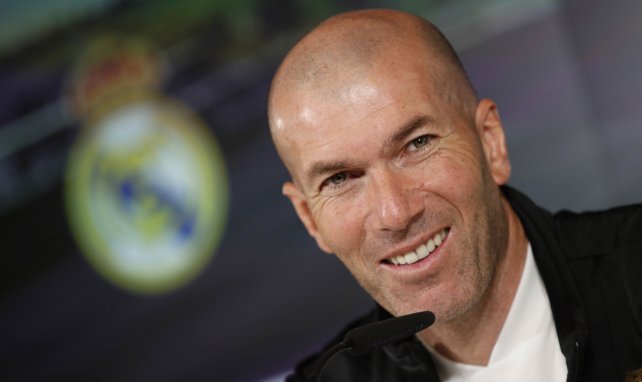  Zinedine Zidane auf einer Pressekonferenz