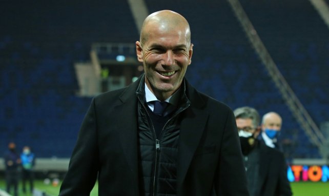 Zinedine Zidane grinst