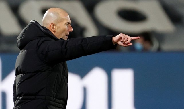 Real-Trainer Zinédine Zidane gibt seinen Spielern taktische Anweisungen