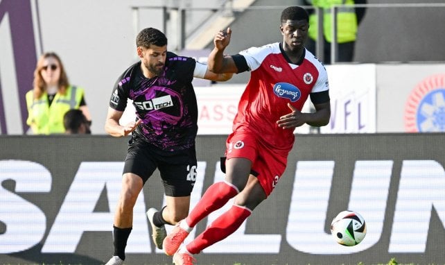 Zoumana Keita (r.) hat den Ball anvisiert